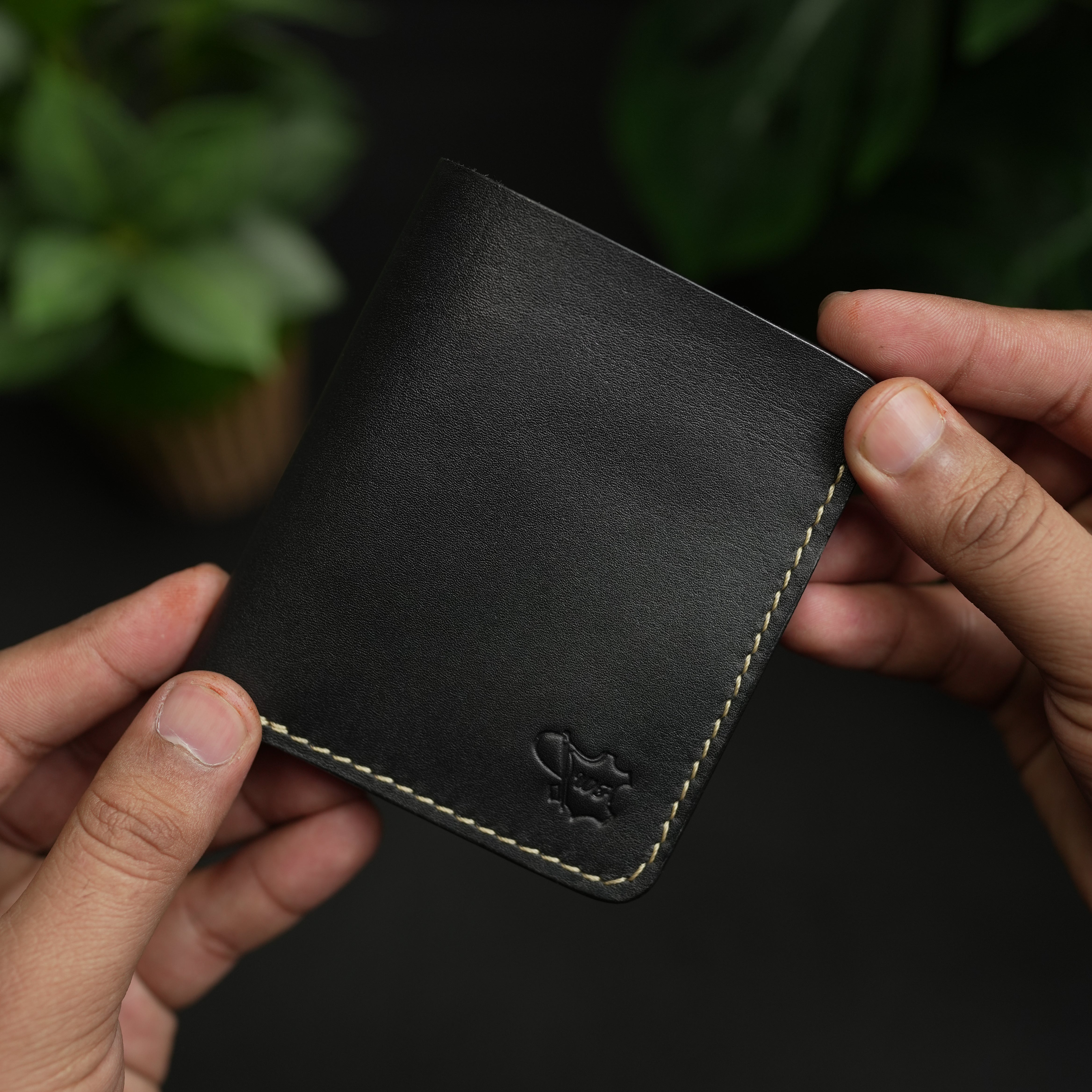 No. 86 vertical bifold wallet Black vegtan leather