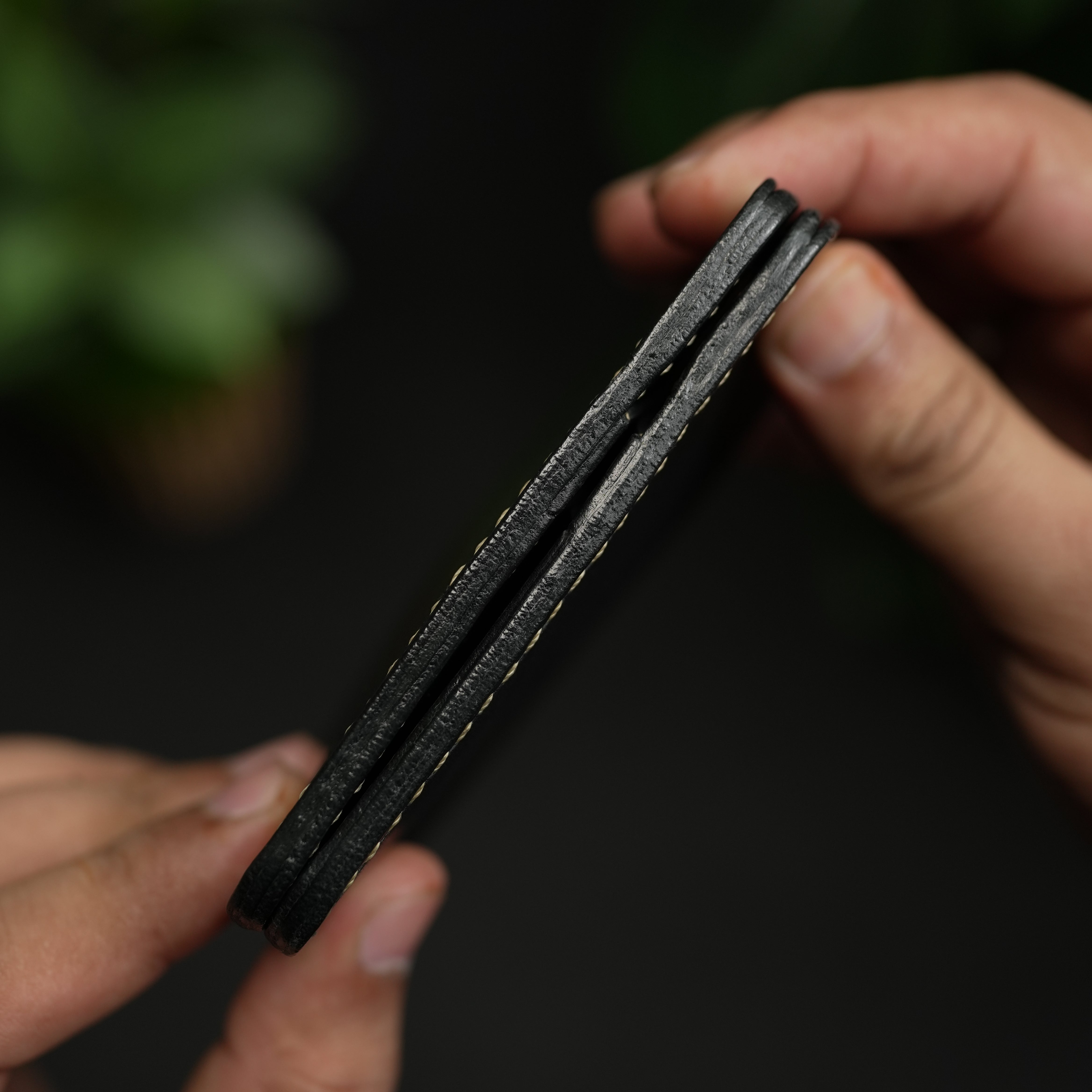 No. 86 vertical bifold wallet Black vegtan leather