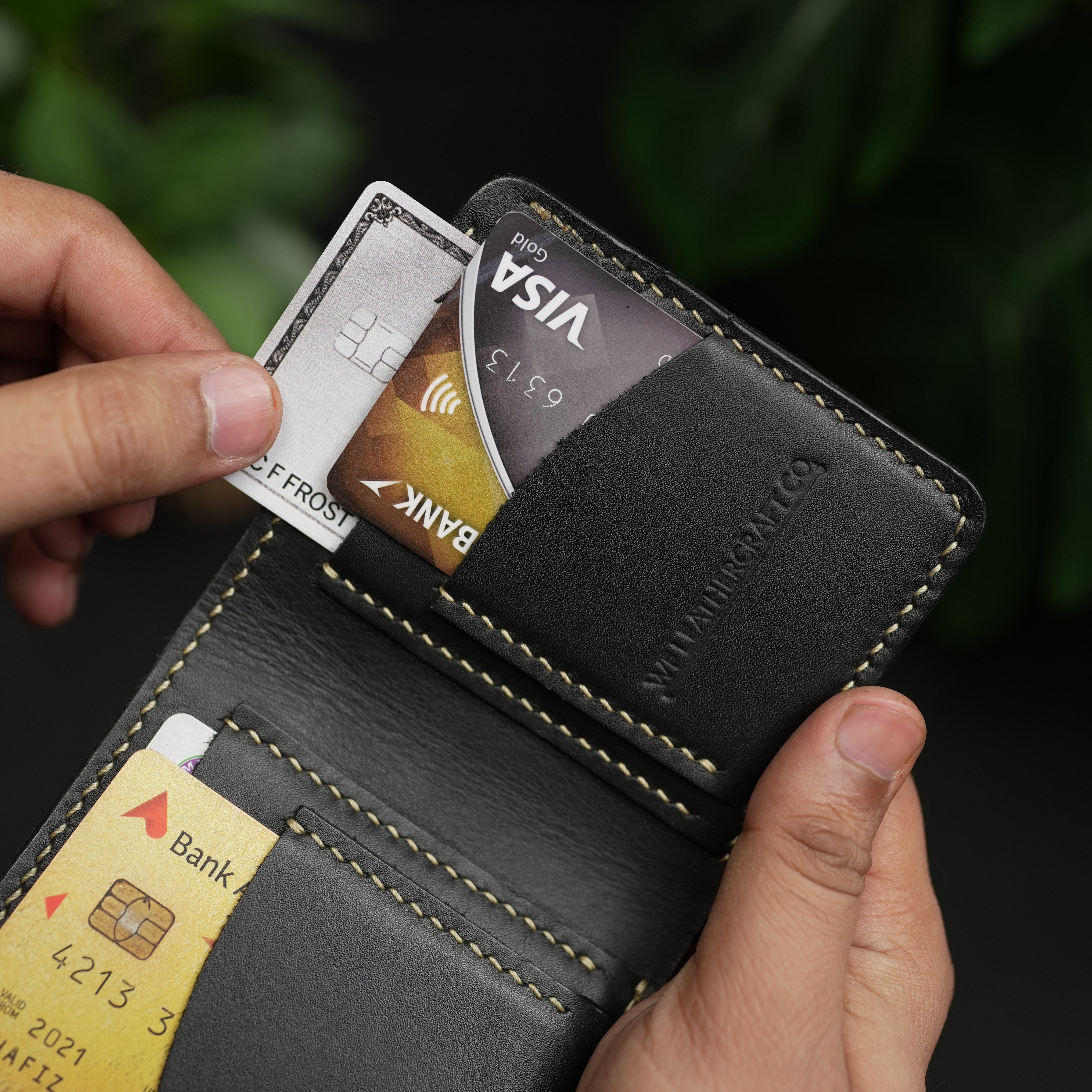 No. 86 vertical bifold wallet Black vegtan leather