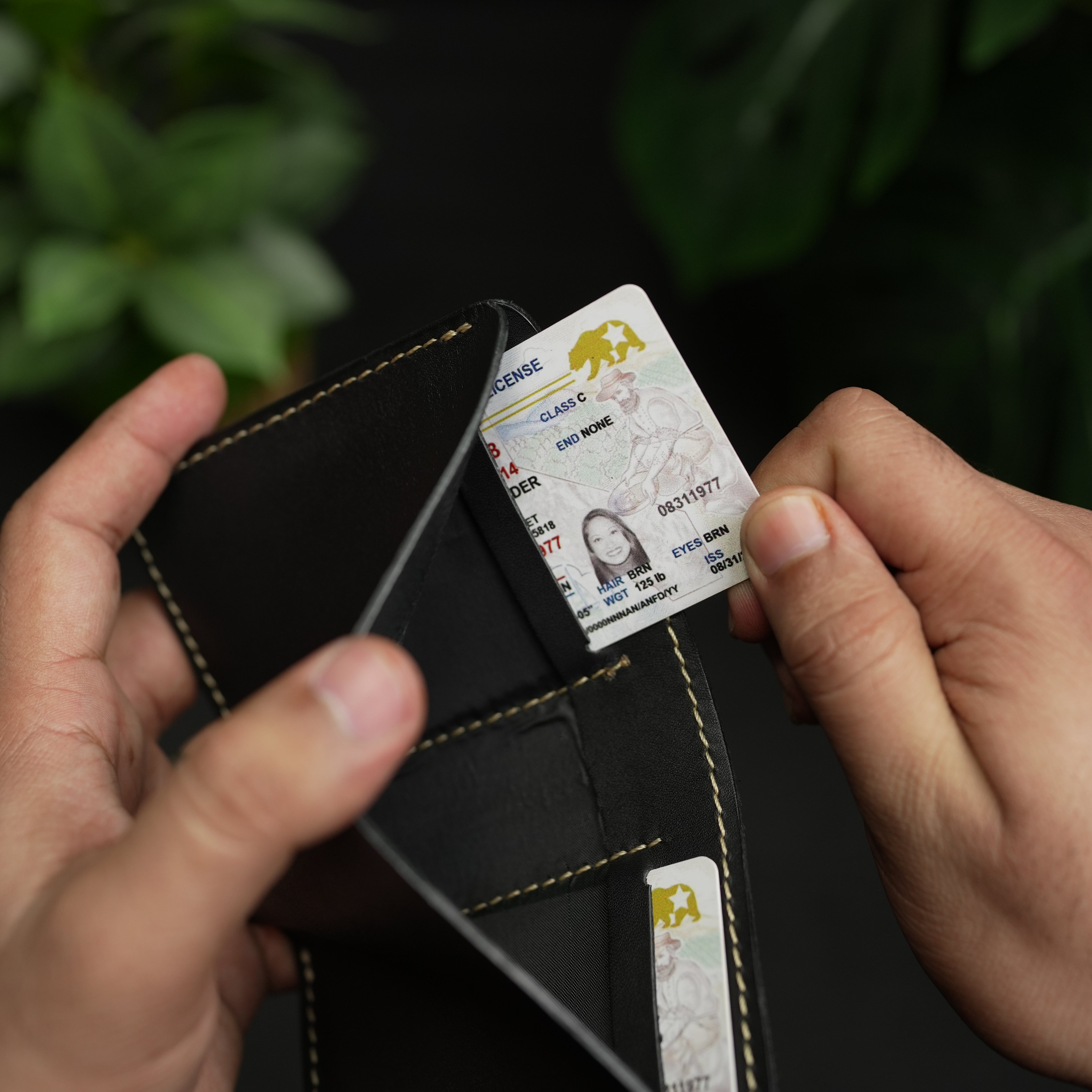 No. 86 vertical bifold wallet Black vegtan leather