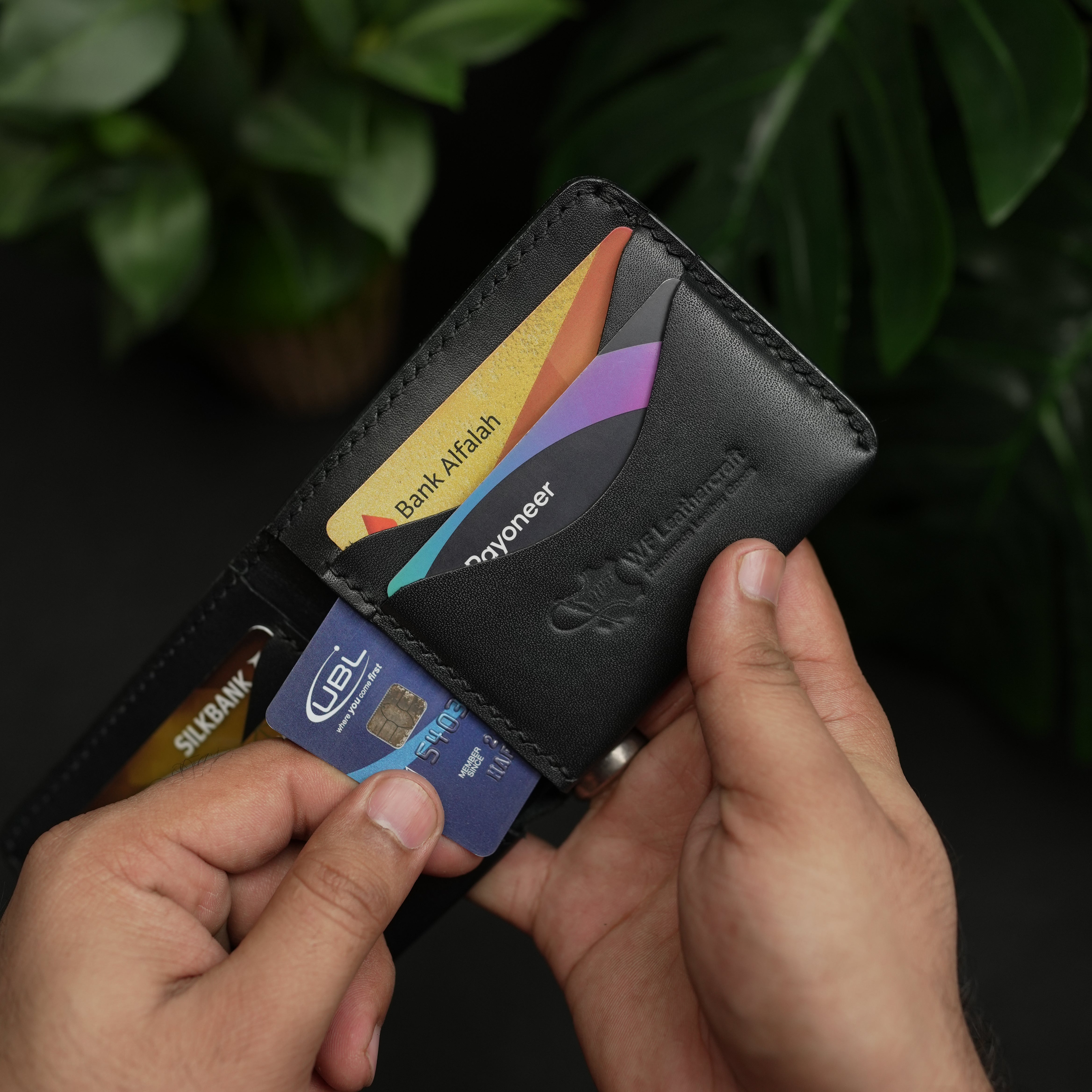 رقم 81 محفظة جلدية فاخرة قابلة للطي (أسود محيطي)