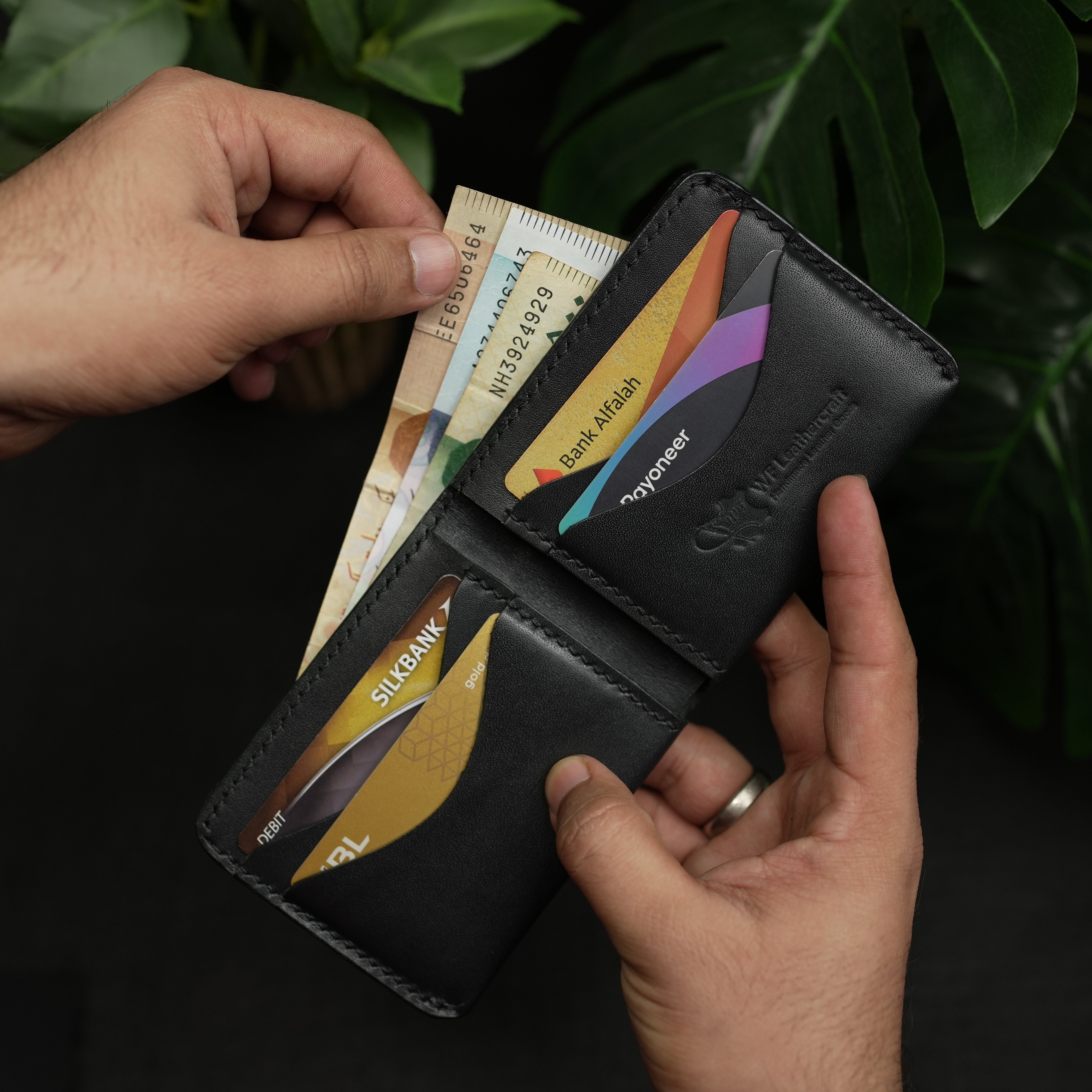 رقم 81 محفظة جلدية فاخرة قابلة للطي (أسود محيطي)