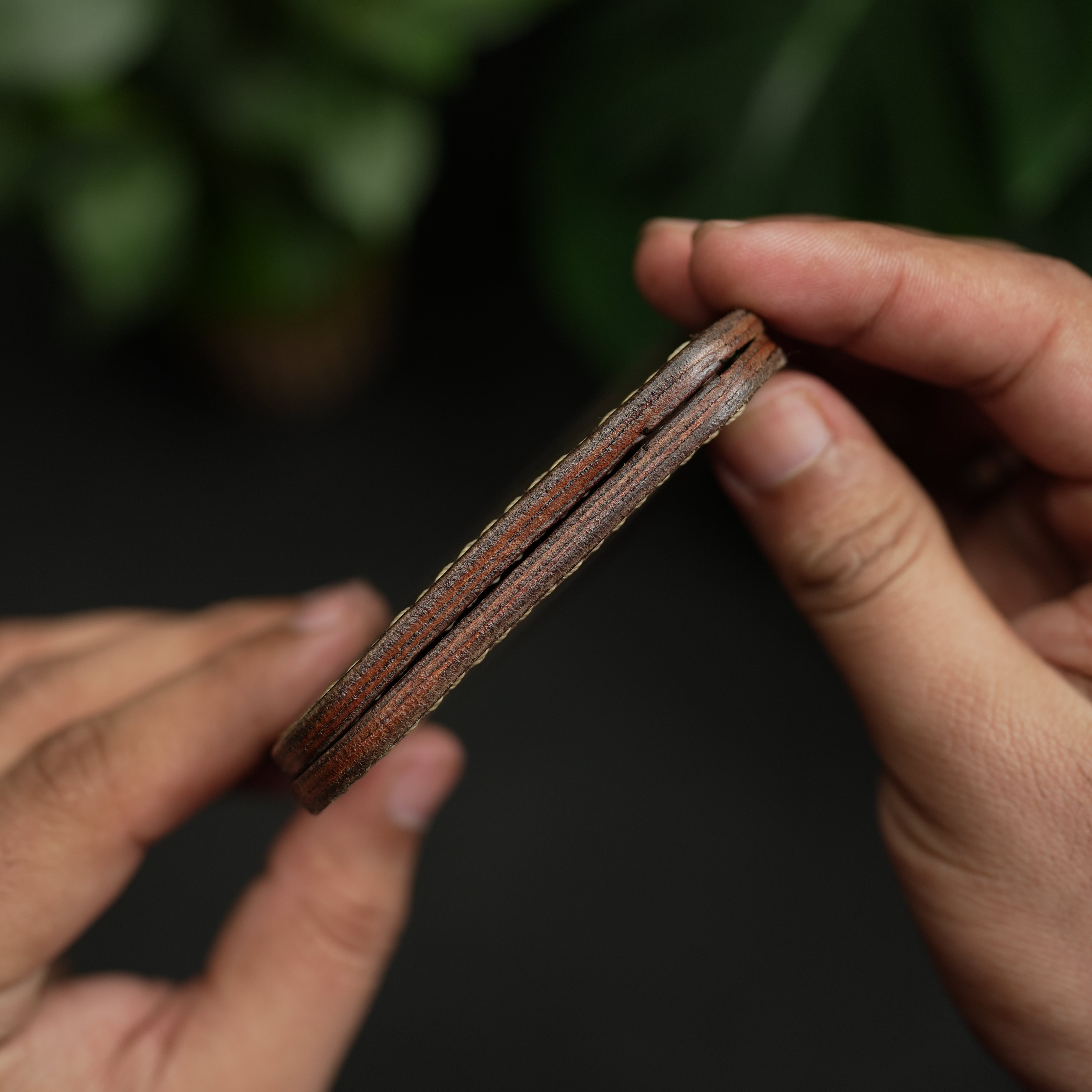 محفظة كلاسيكية ثنائية الطي رقم 55-V2 (لون بني)