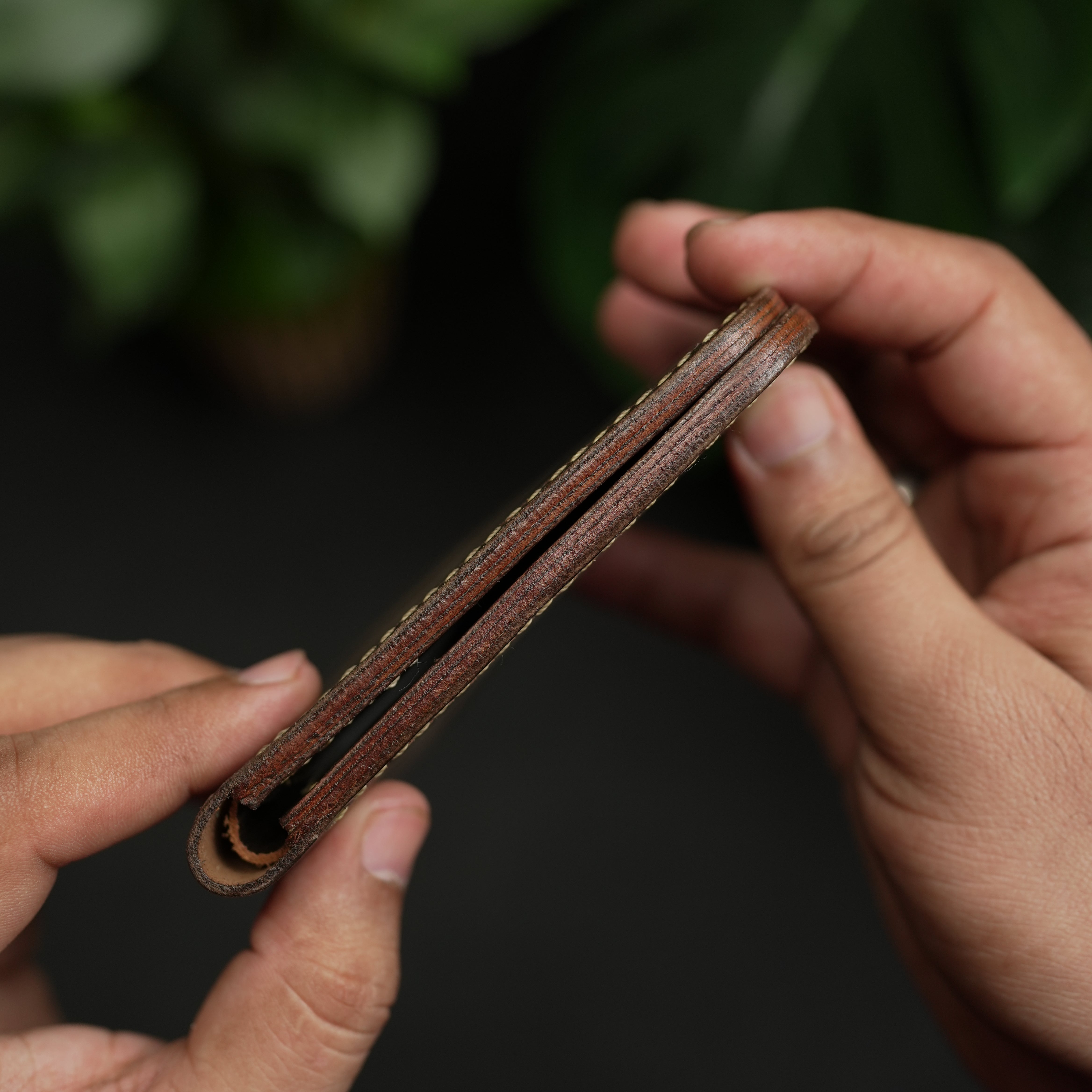 محفظة كلاسيكية ثنائية الطي رقم 55-V2 (لون بني)