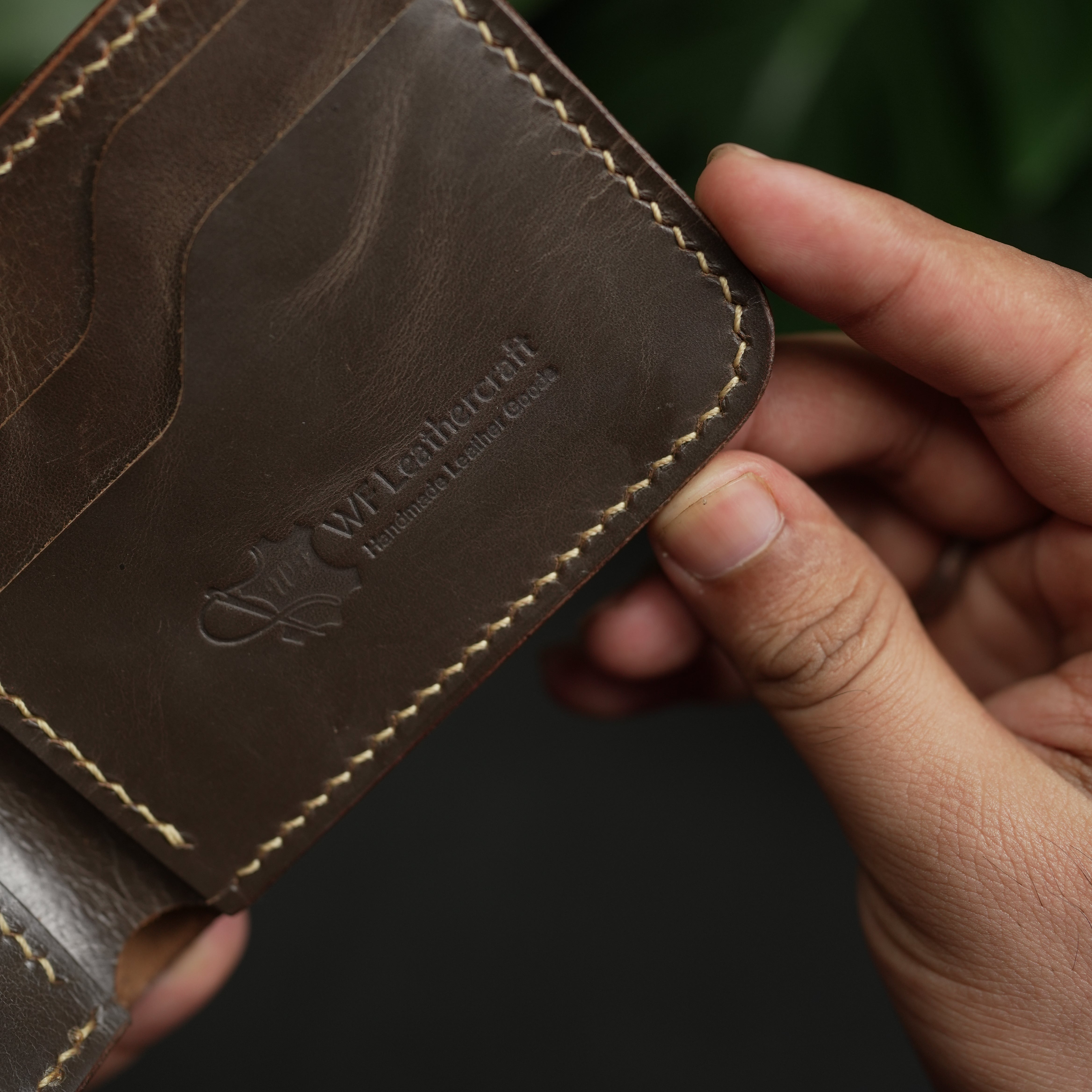 محفظة كلاسيكية ثنائية الطي رقم 55-V2 (لون بني)