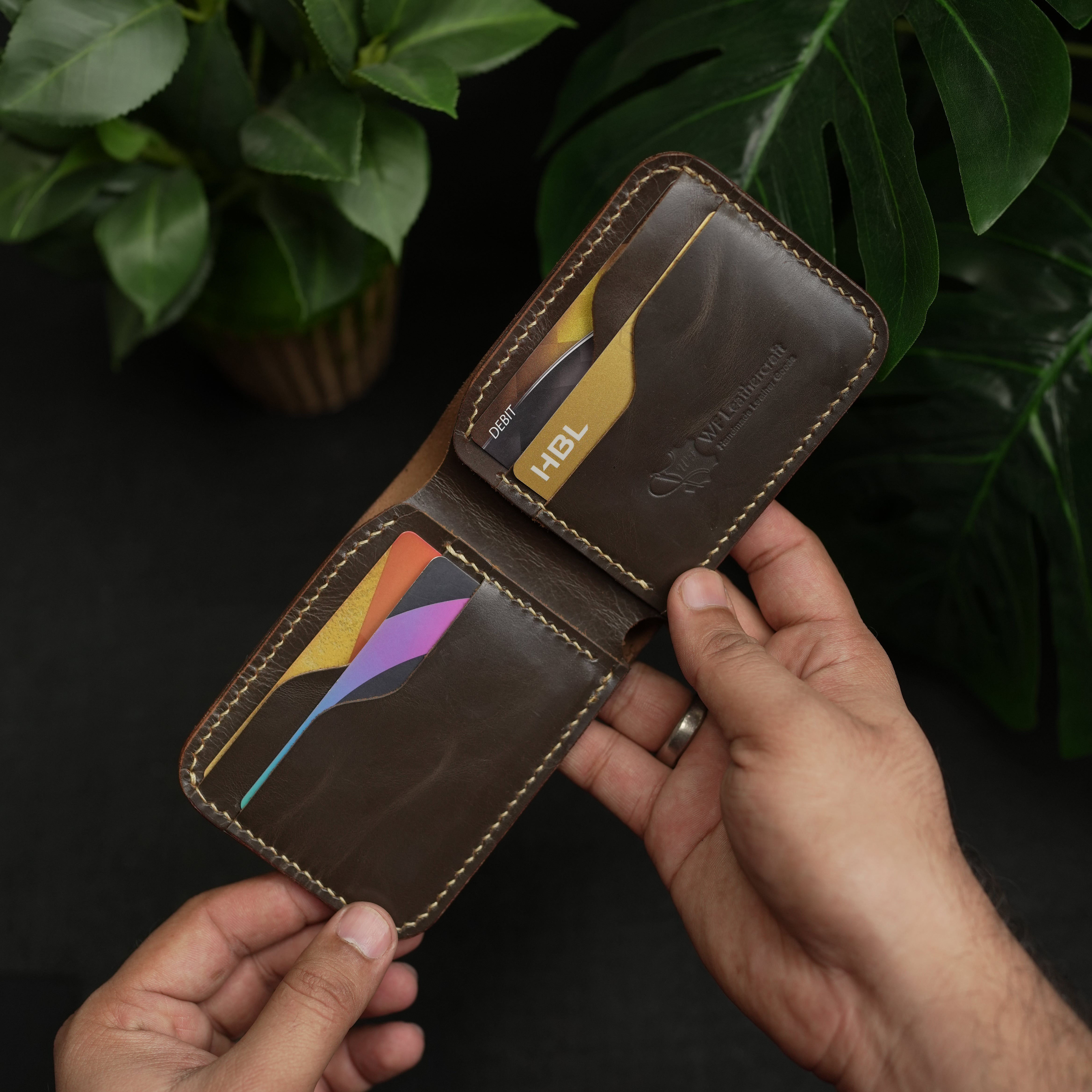 محفظة كلاسيكية ثنائية الطي رقم 55-V2 (لون بني)