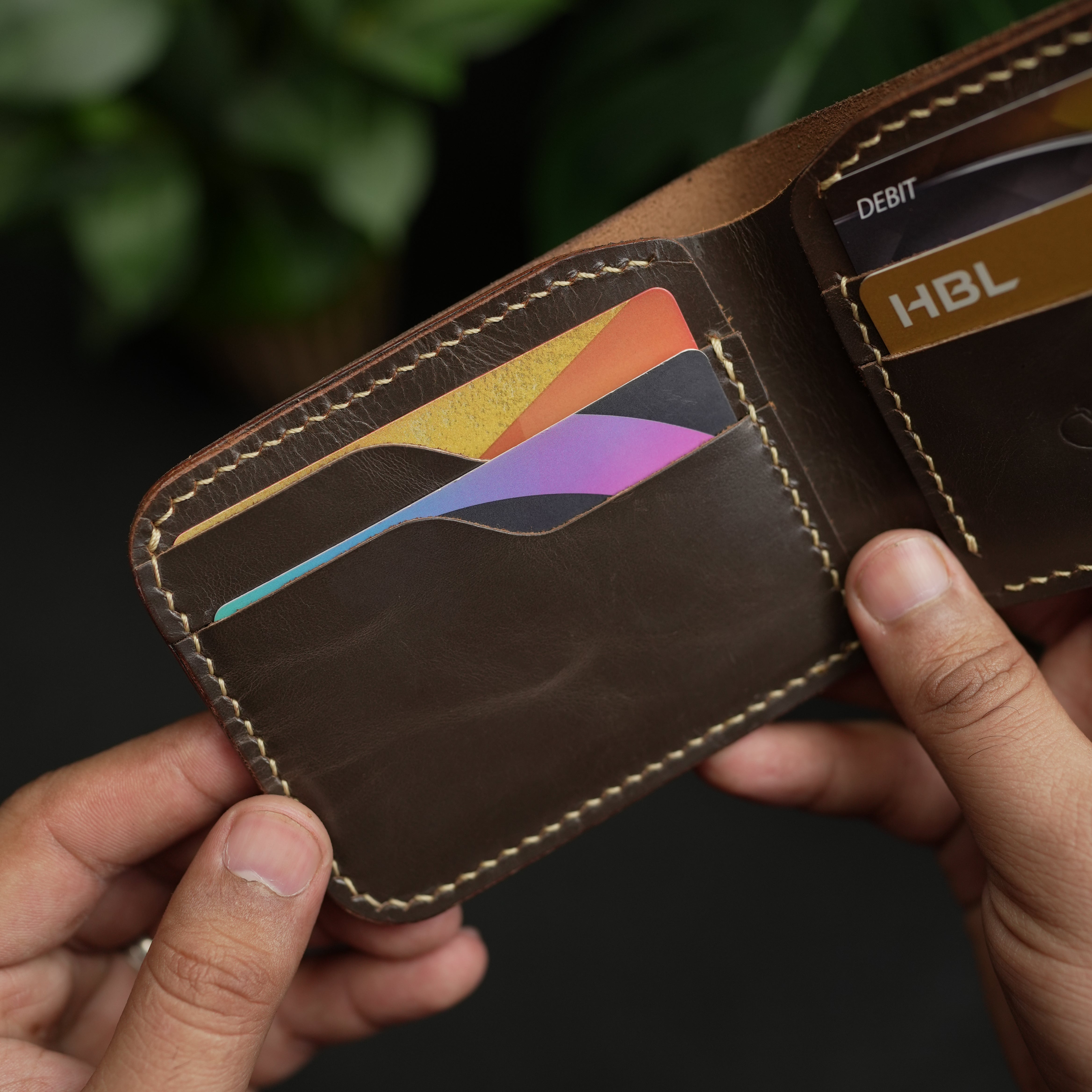 محفظة كلاسيكية ثنائية الطي رقم 55-V2 (لون بني)