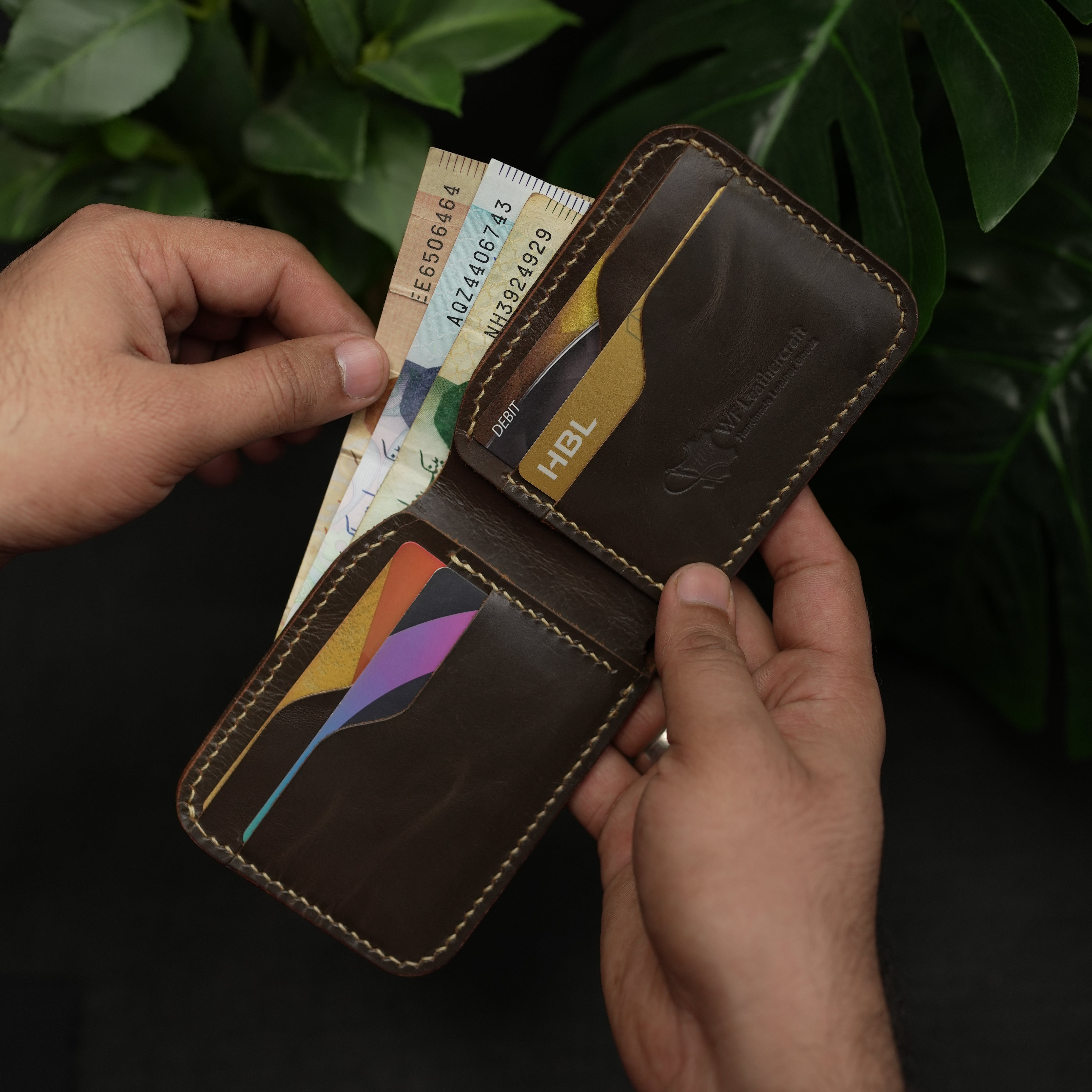 محفظة كلاسيكية ثنائية الطي رقم 55-V2 (لون بني)