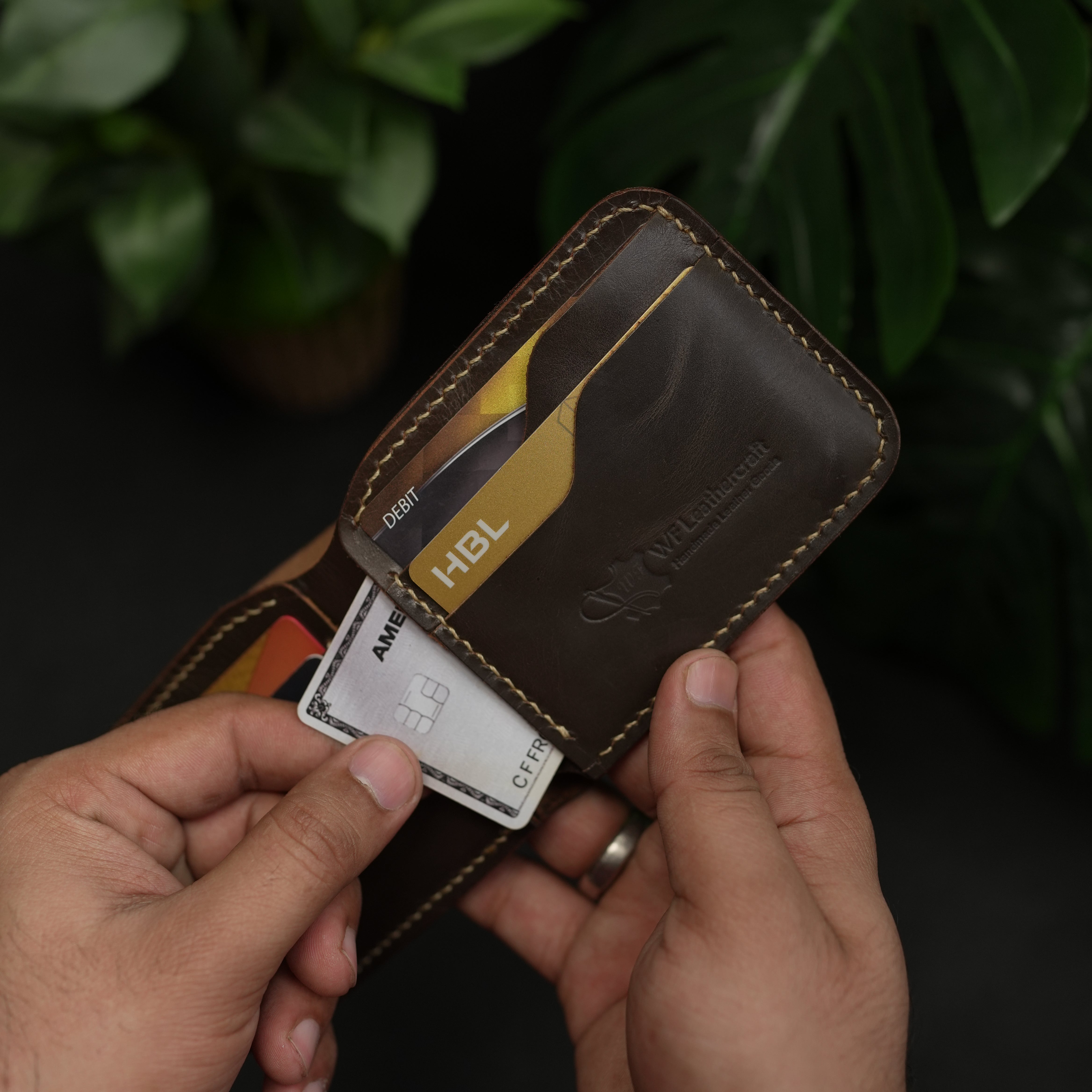 محفظة كلاسيكية ثنائية الطي رقم 55-V2 (لون بني)