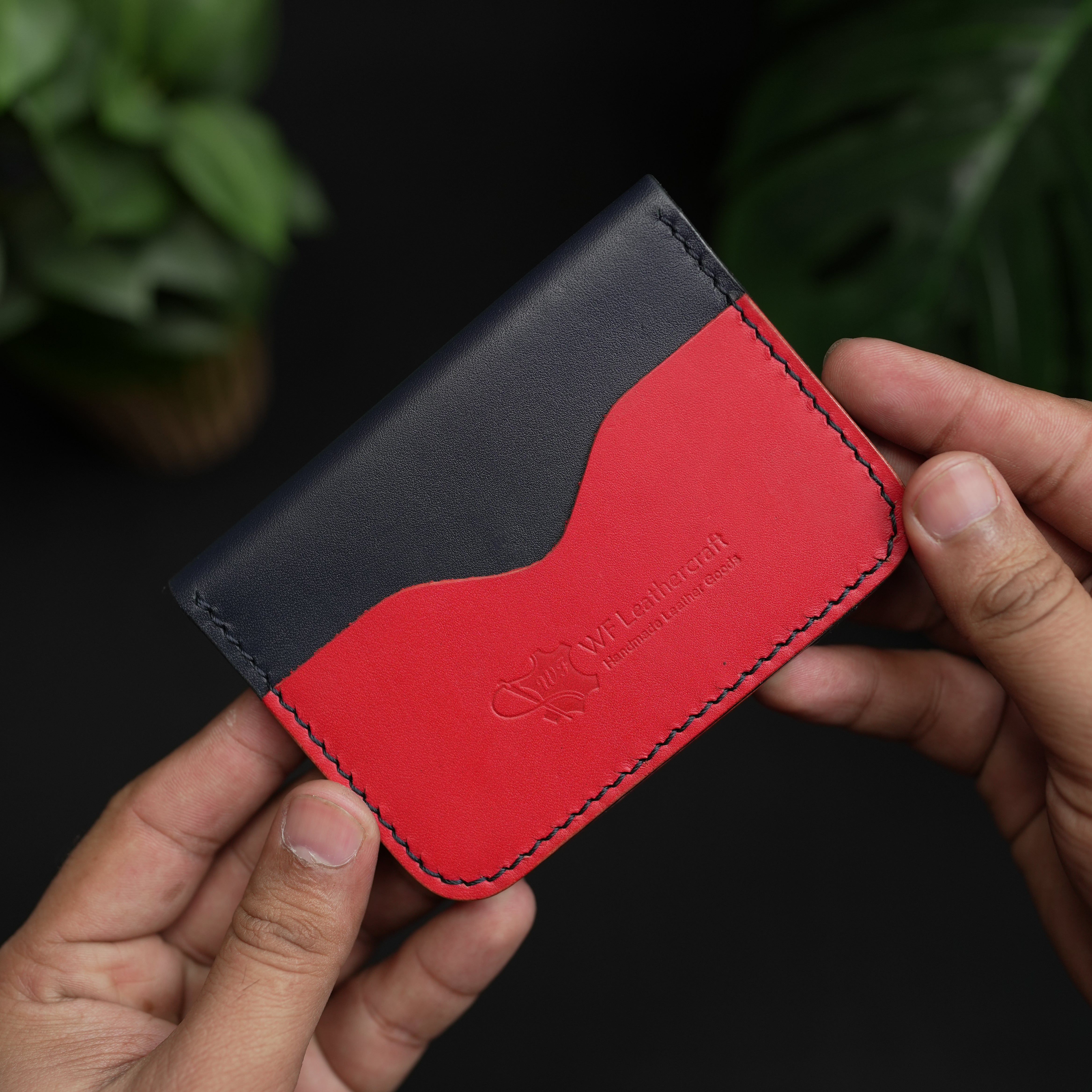 محفظة جلدية ثنائية الطي رقم 70 (أزرق داكن أنيق وأحمر)