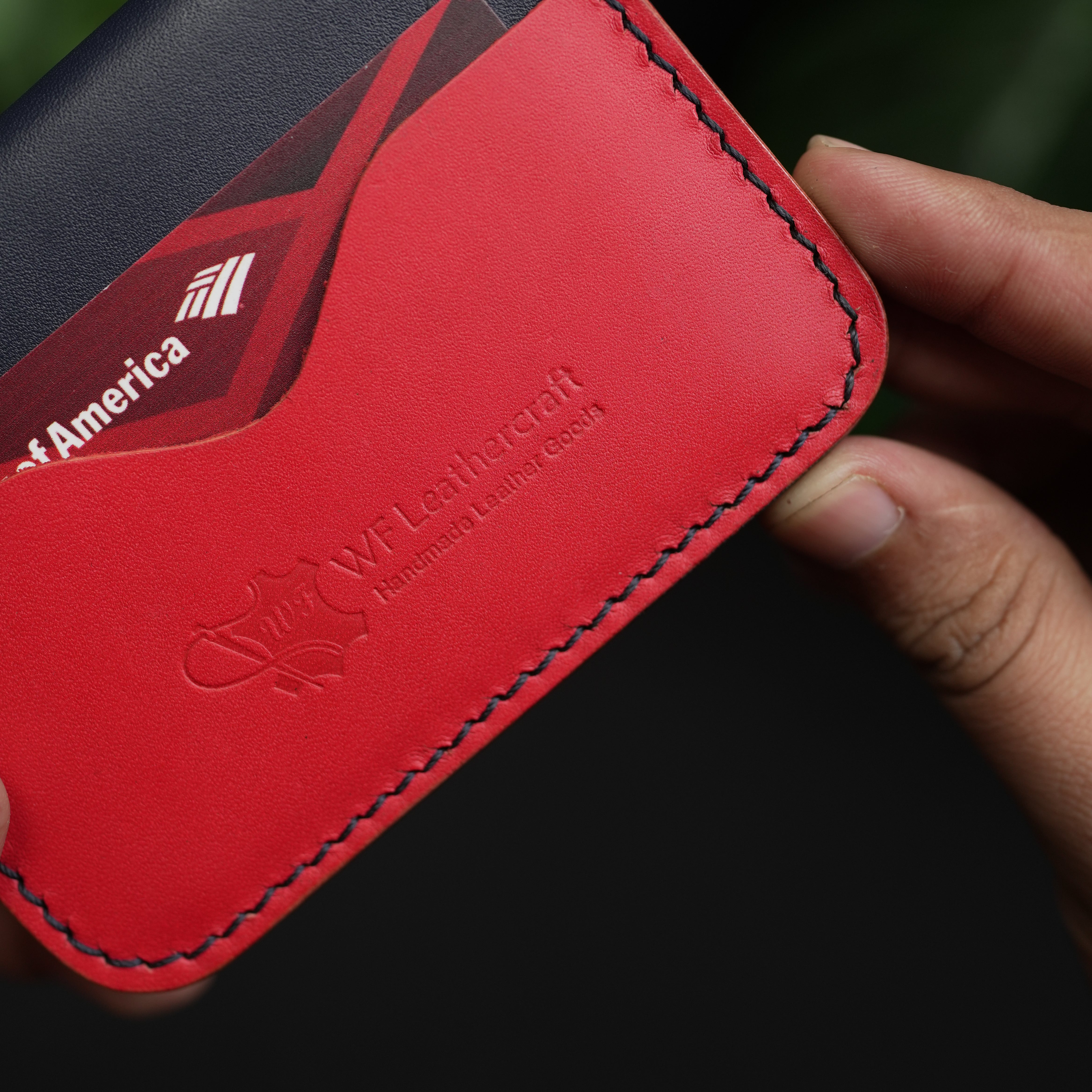 محفظة جلدية ثنائية الطي رقم 70 (أزرق داكن أنيق وأحمر)