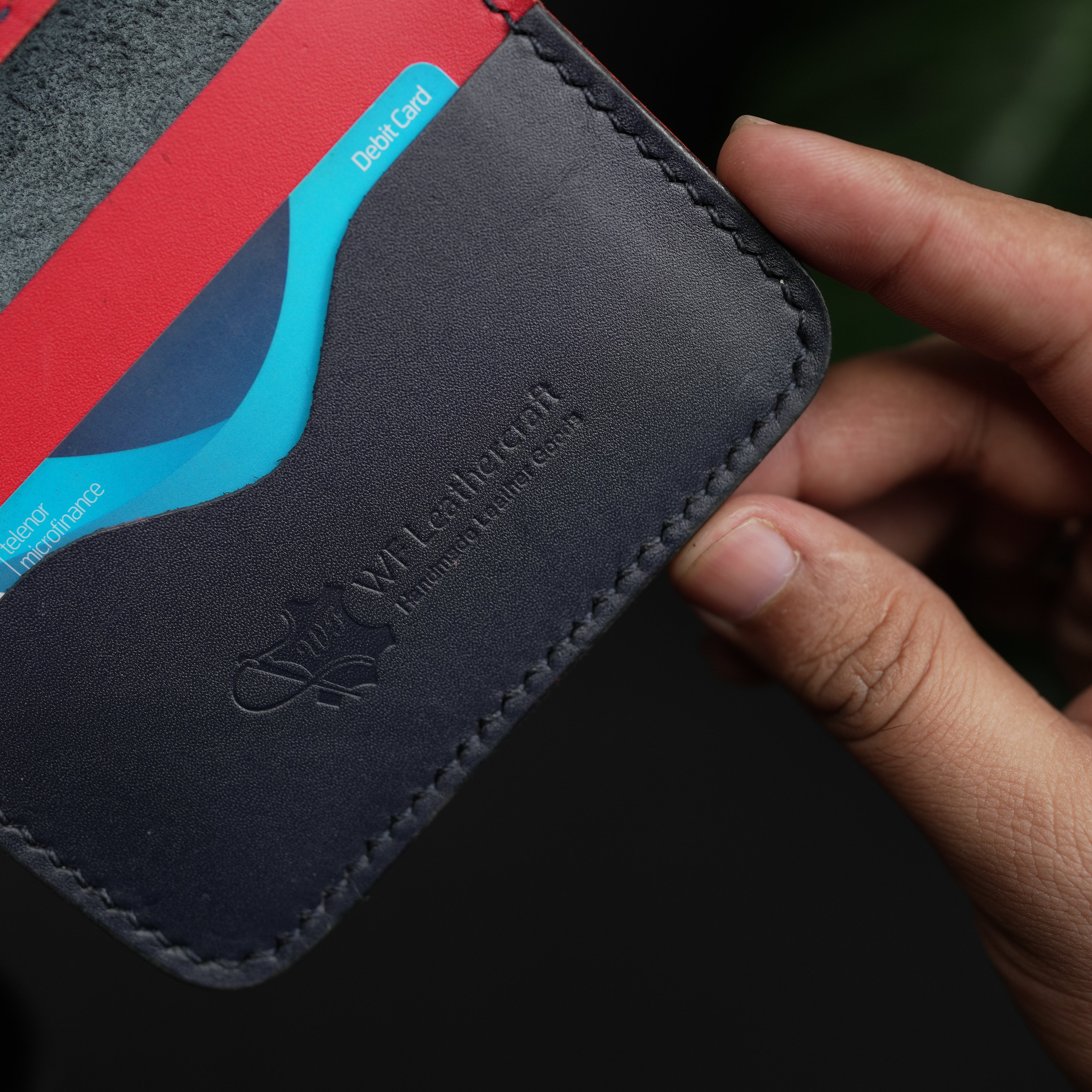 محفظة جلدية ثنائية الطي رقم 70 (أزرق داكن أنيق وأحمر)