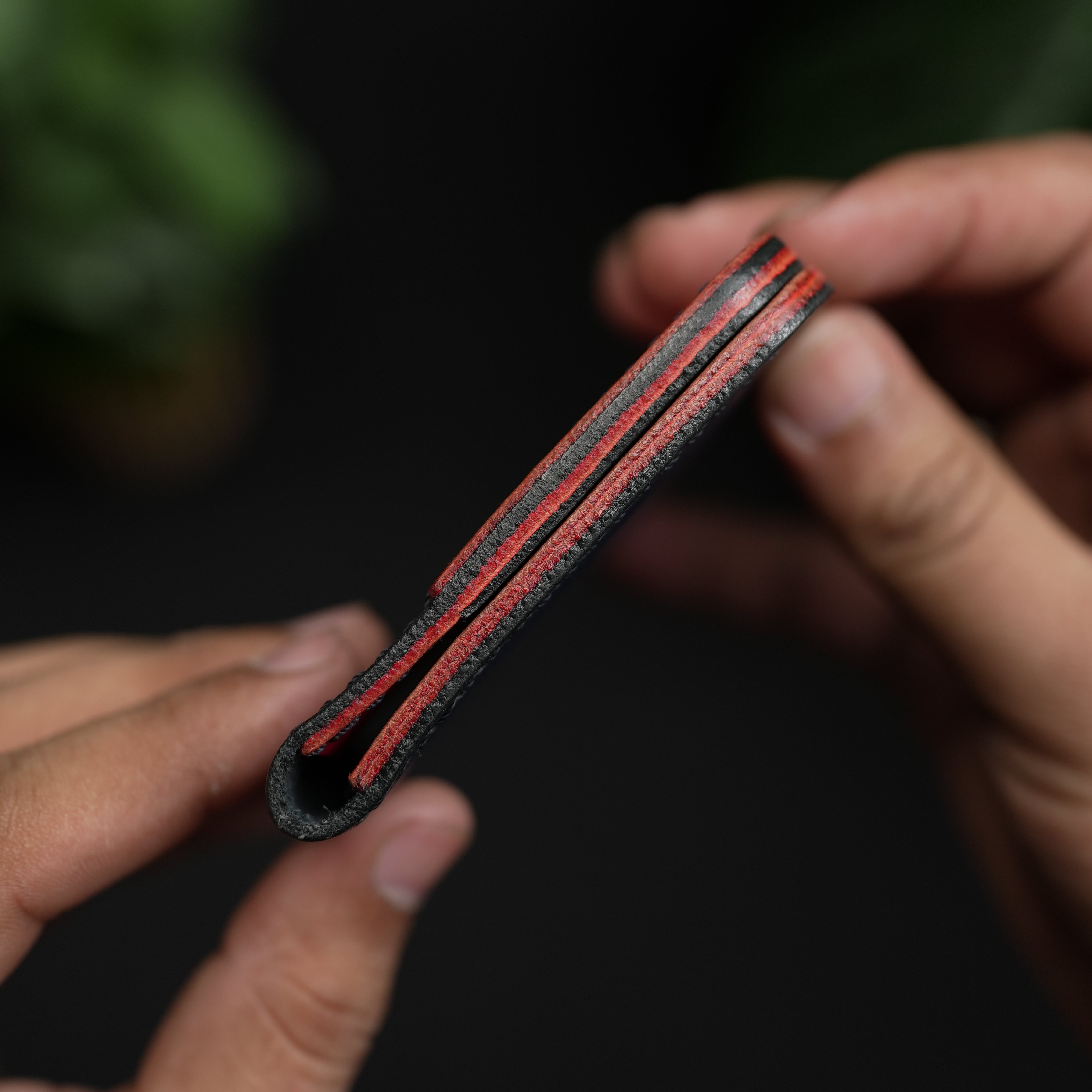 محفظة جلدية ثنائية الطي رقم 70 (أزرق داكن أنيق وأحمر)