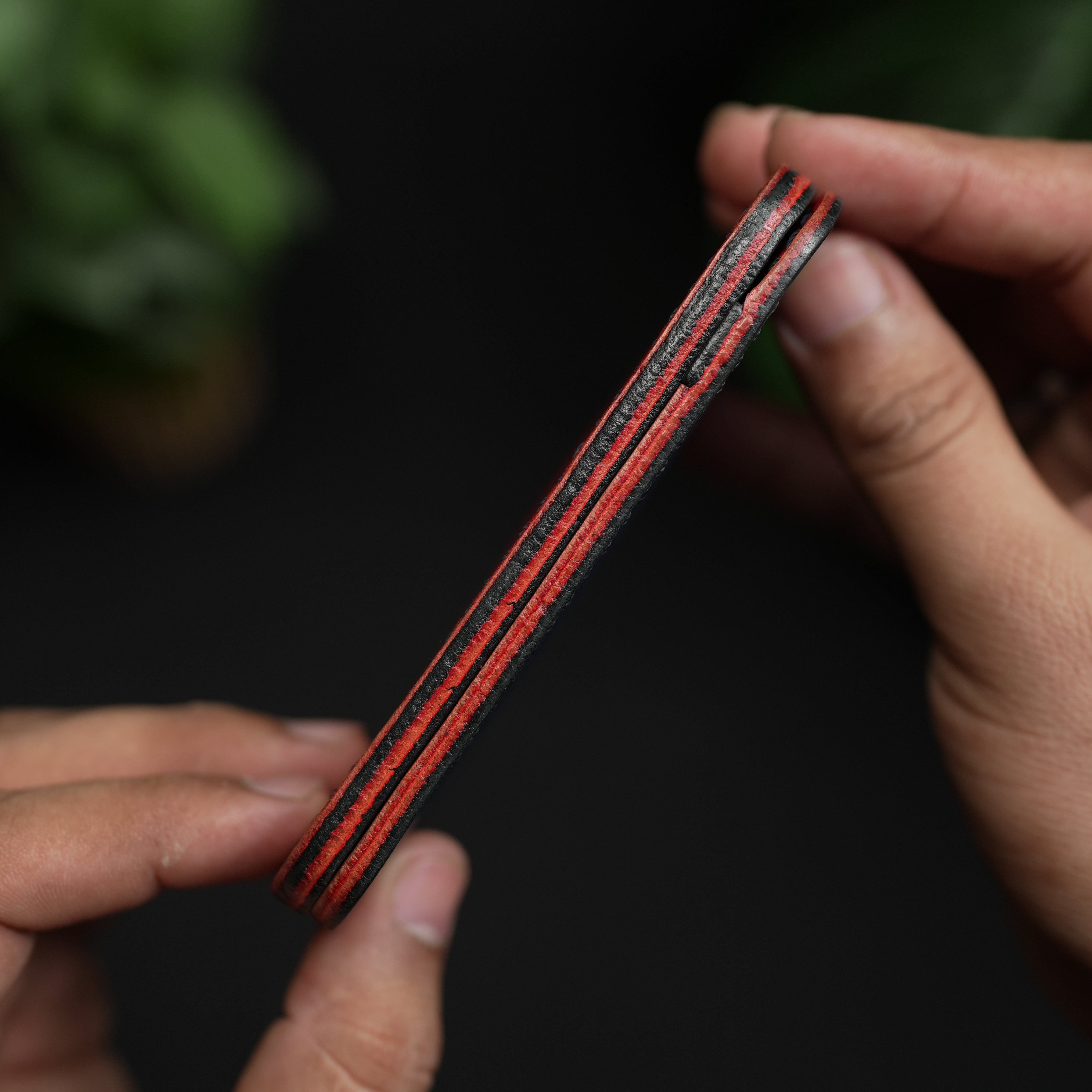 محفظة جلدية ثنائية الطي رقم 70 (أزرق داكن أنيق وأحمر)