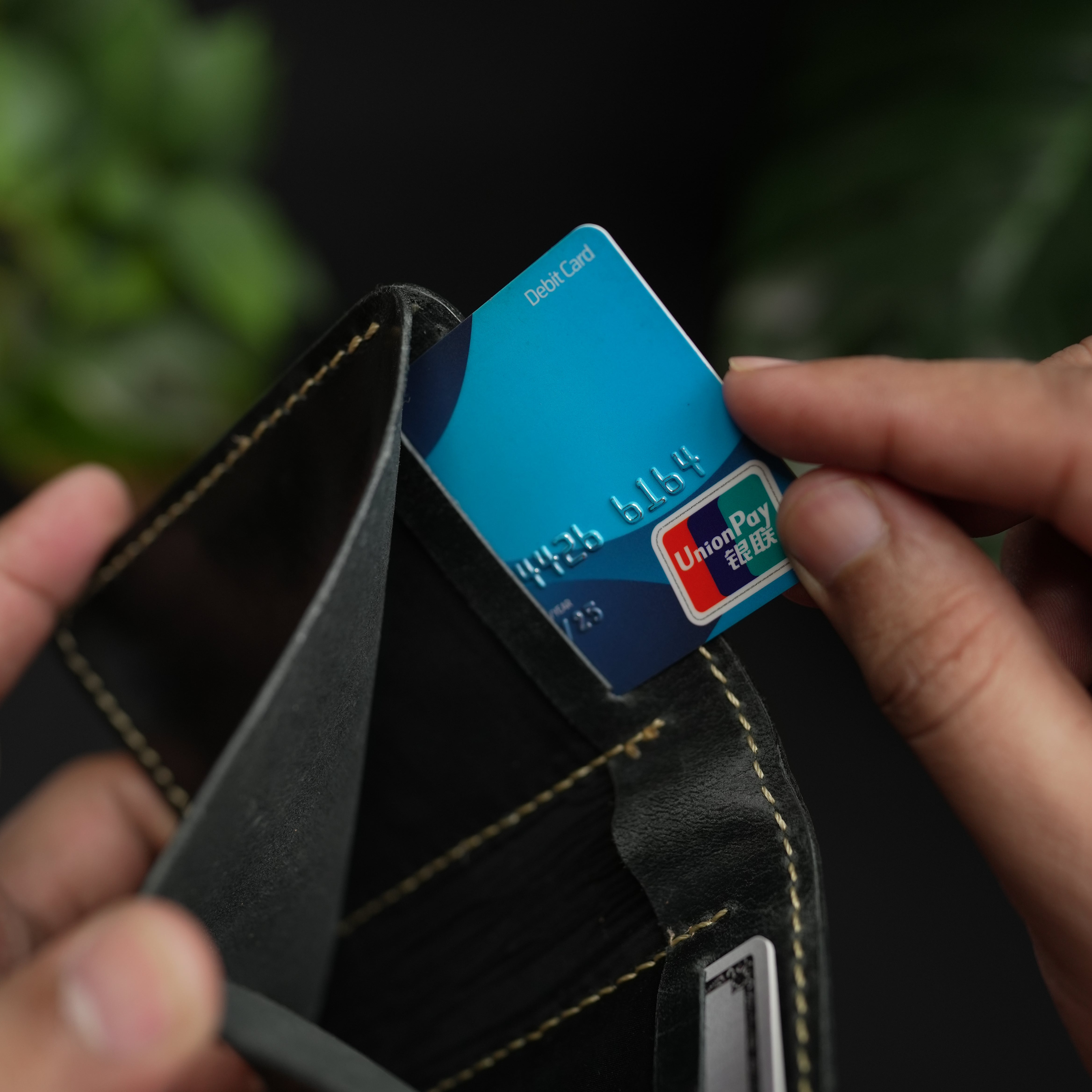 No.86 Vertical Bifold Leather Wallet in Shine Black with burgandy