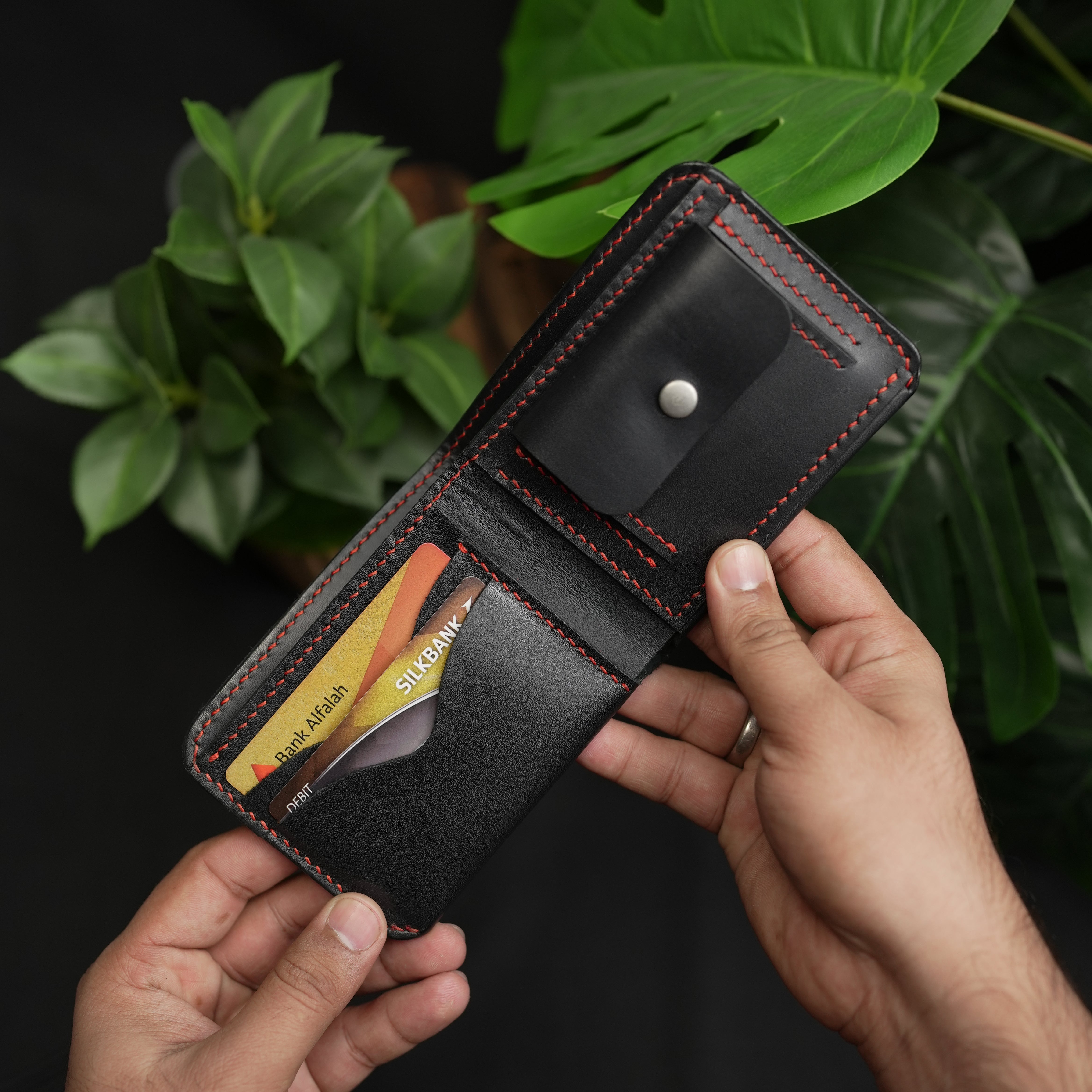No. 81 Classic with coin pocket Leather wallet Black color