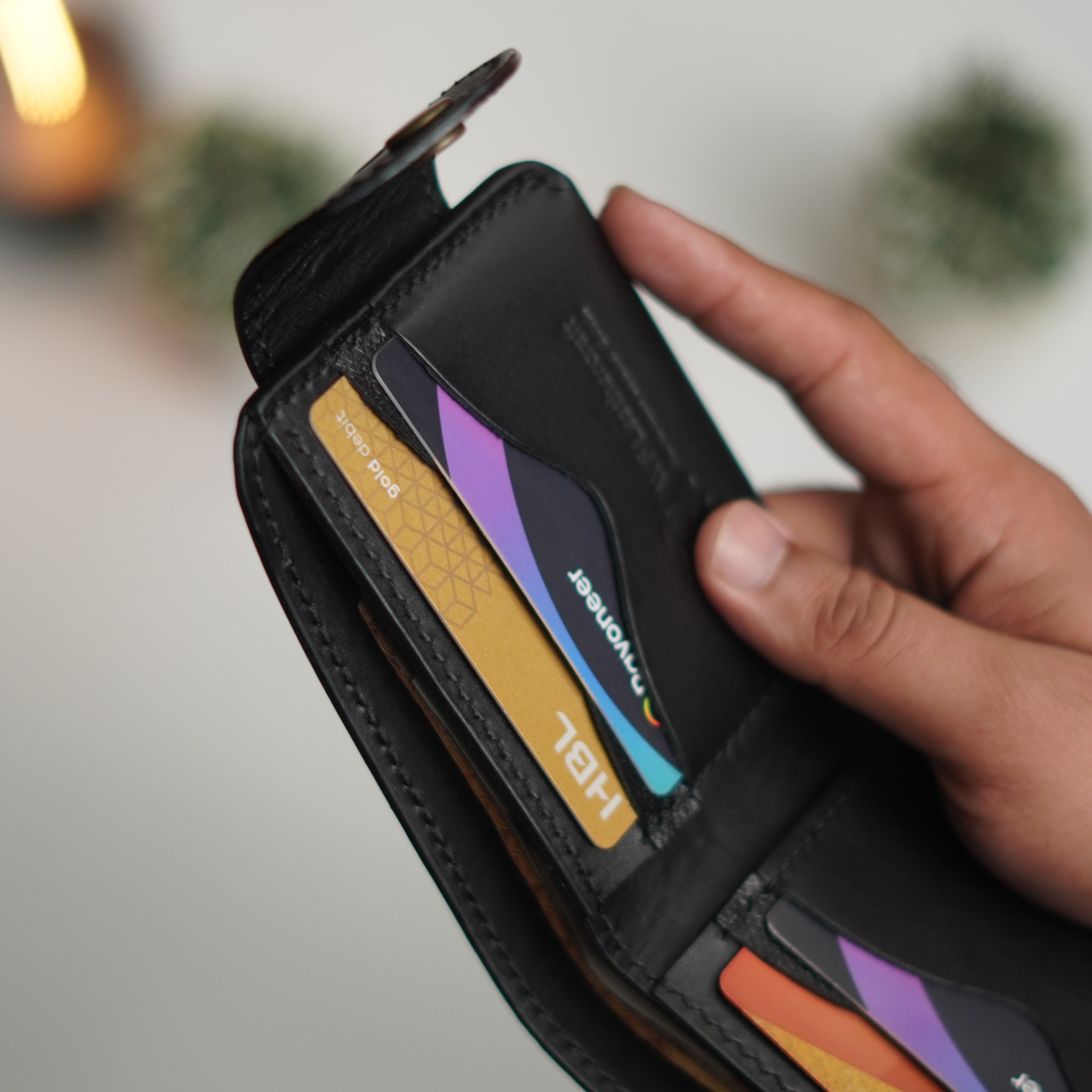 No. 81 classic full stitched bifold wallet Black with snap button