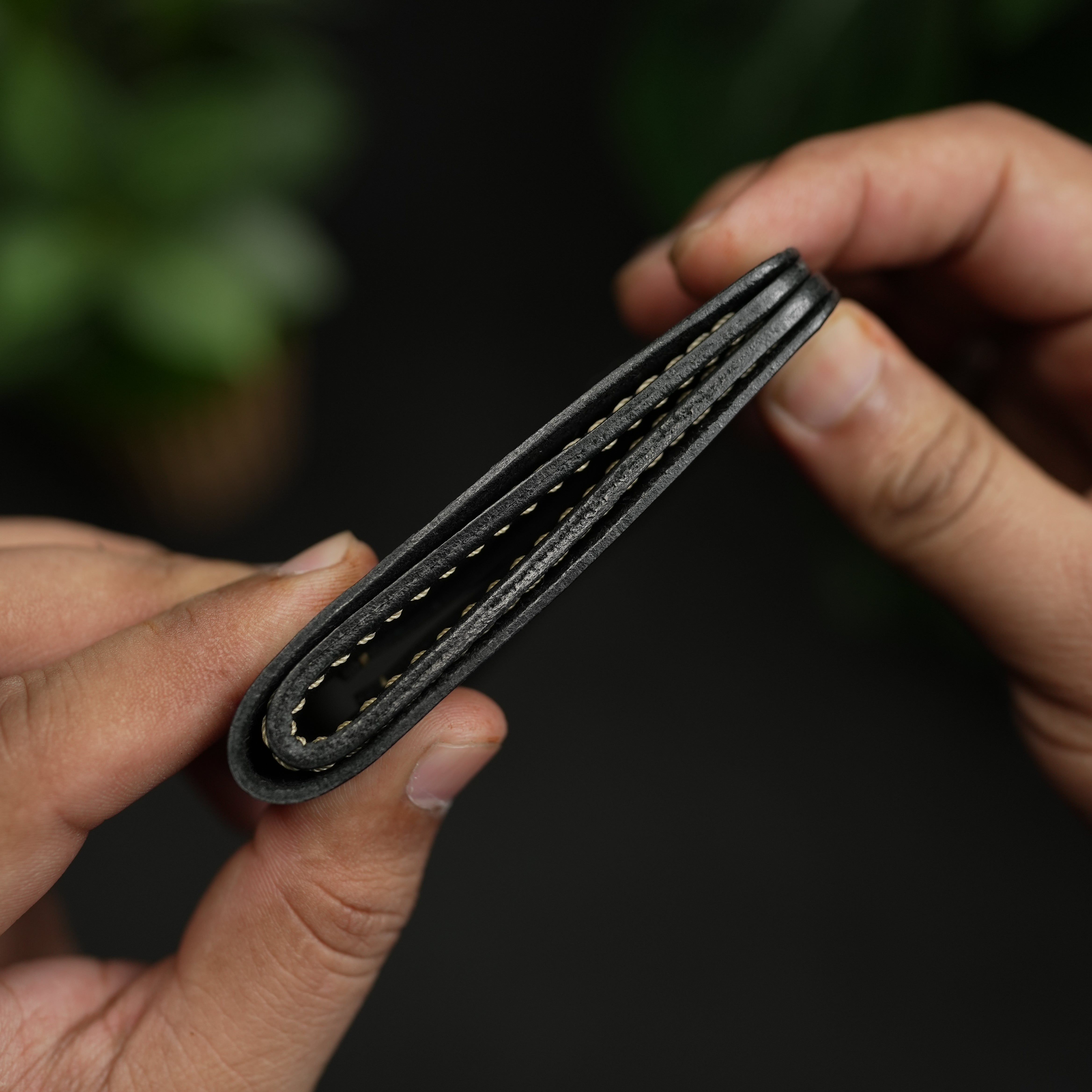 No. 86 vertical bifold wallet Black vegtan leather