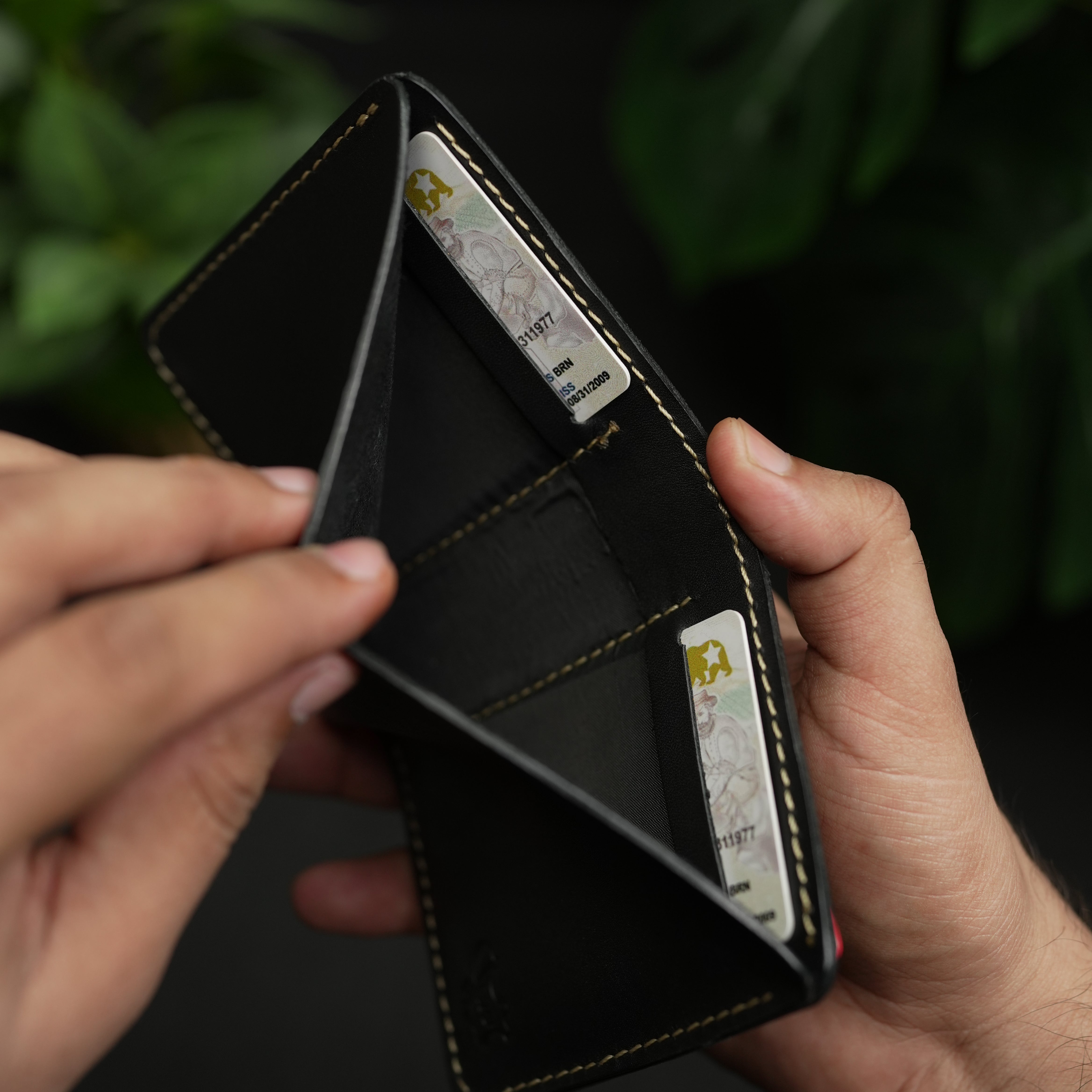 No. 86 vertical bifold wallet Black vegtan leather