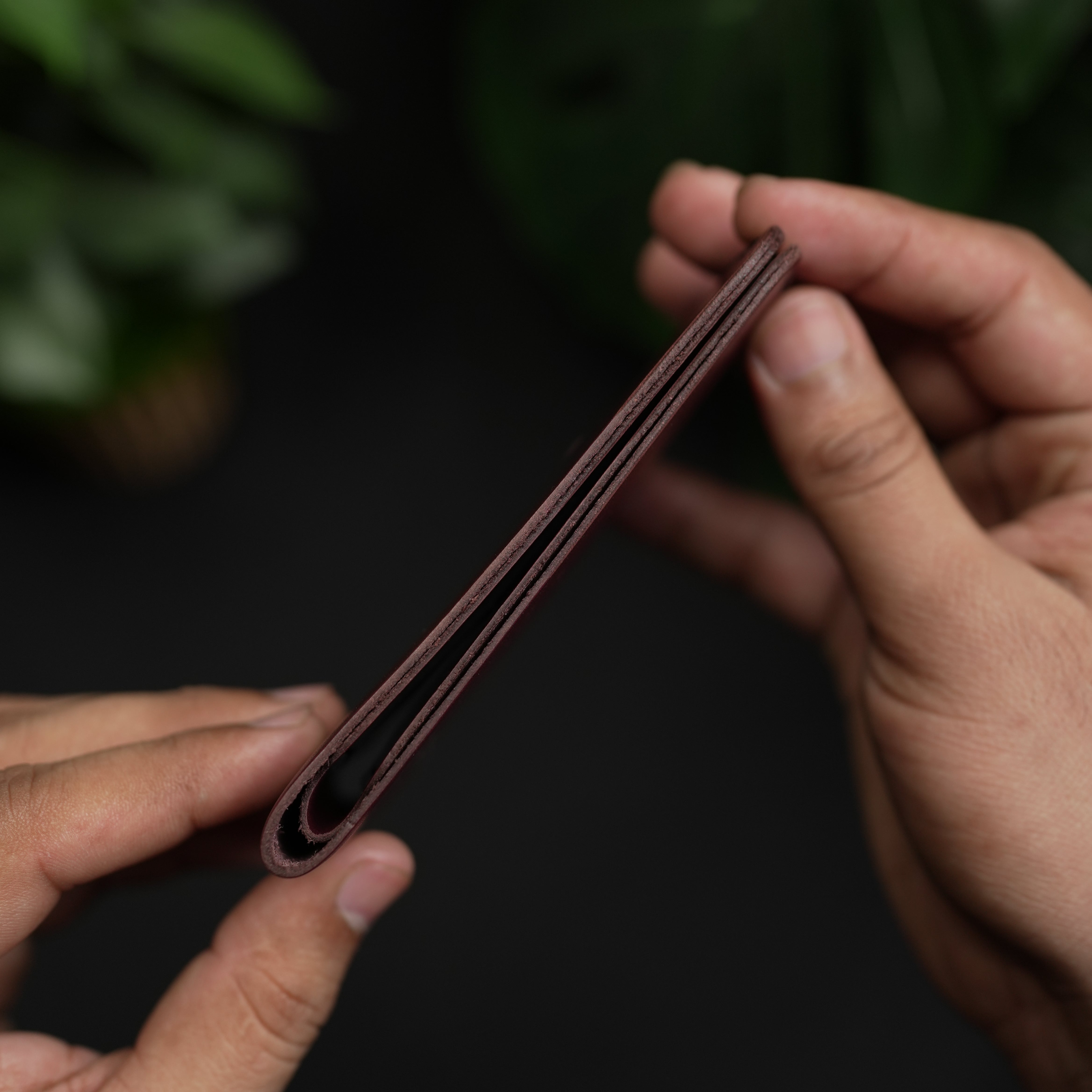 محفظة جلدية قابلة للطي رقم 77 (بورجوندي وأزرق)