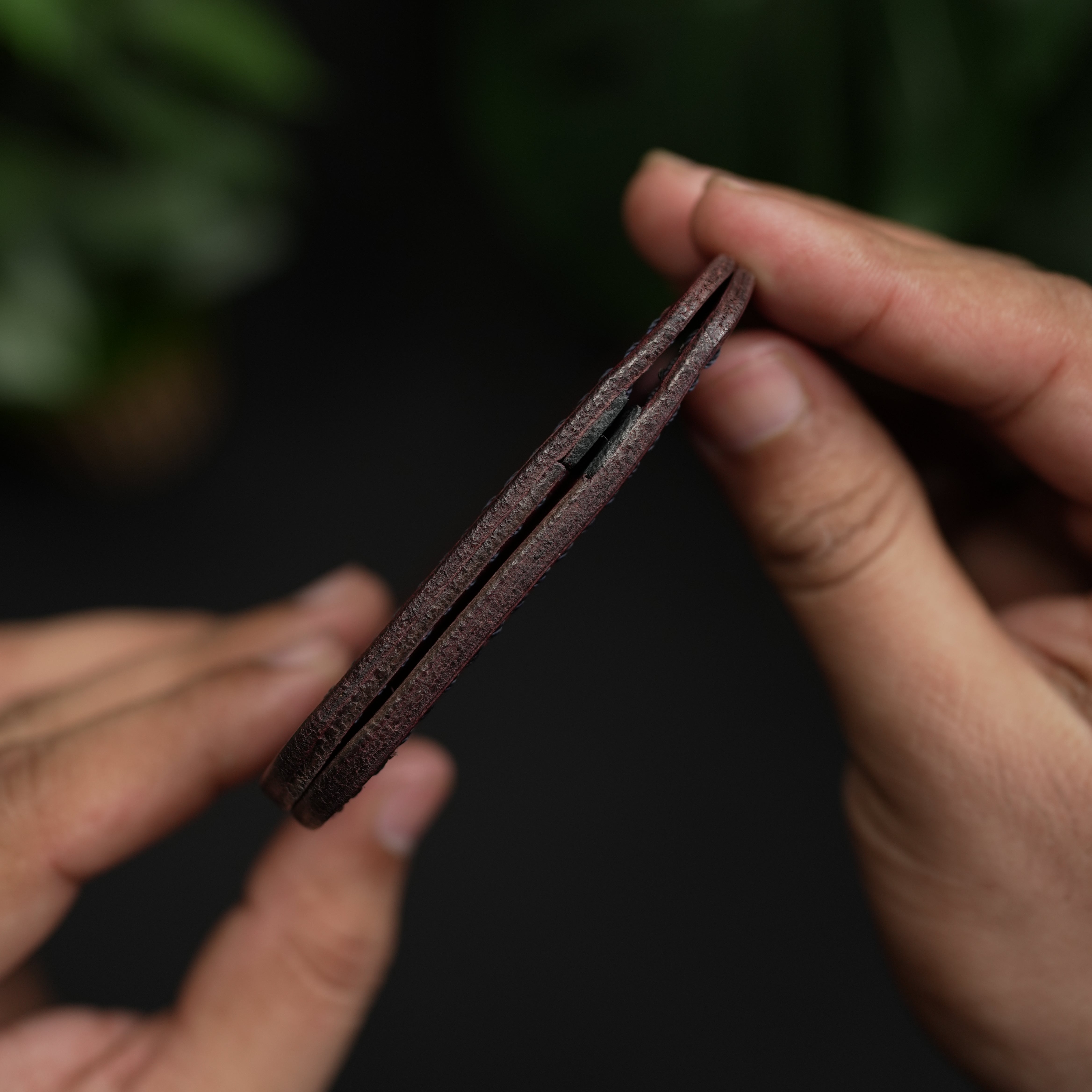 محفظة جلدية قابلة للطي رقم 77 (بورجوندي وأزرق)