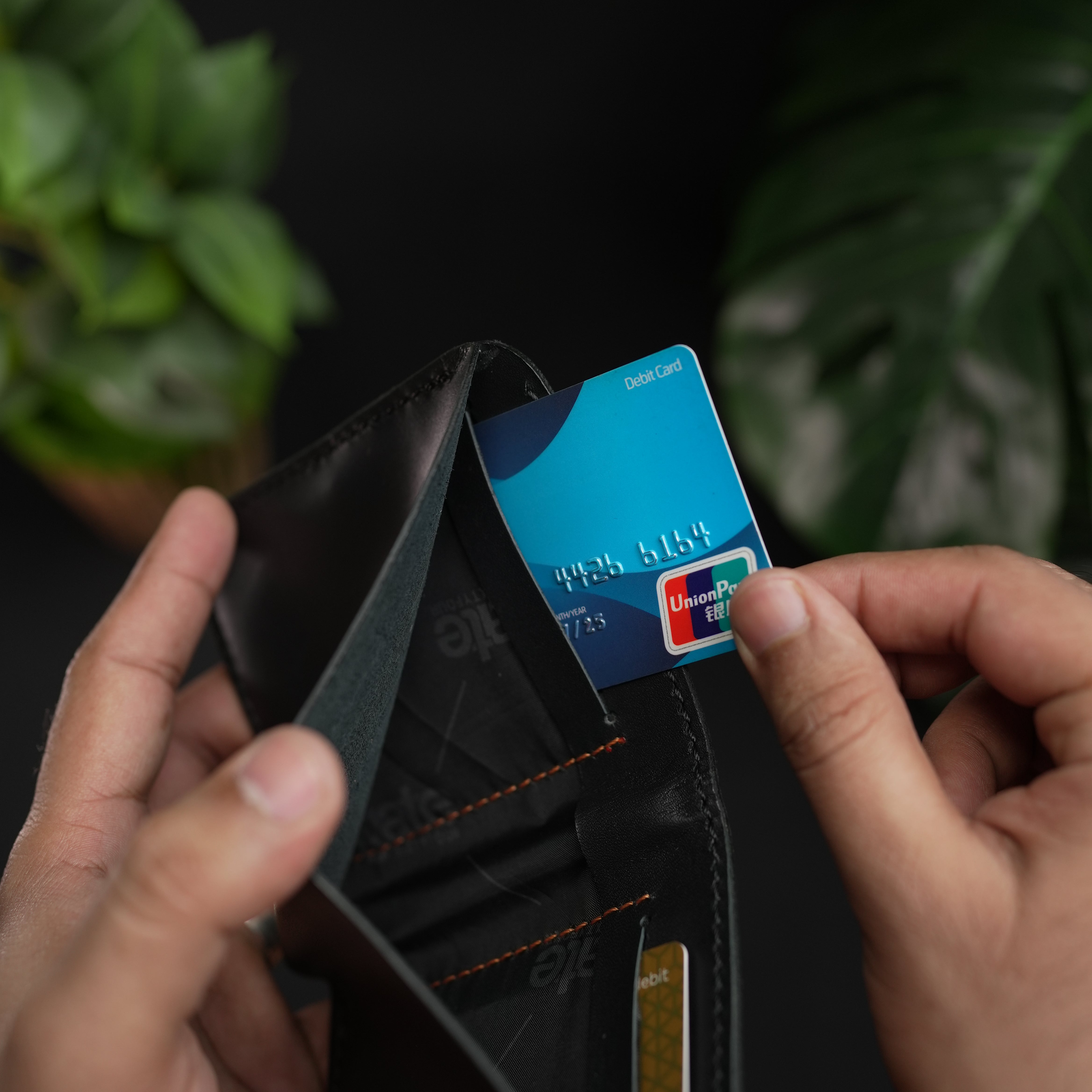 NO.86 VERTICLE BIFOLD LEATHER WALLET (OCEAN BLACK & TAN)